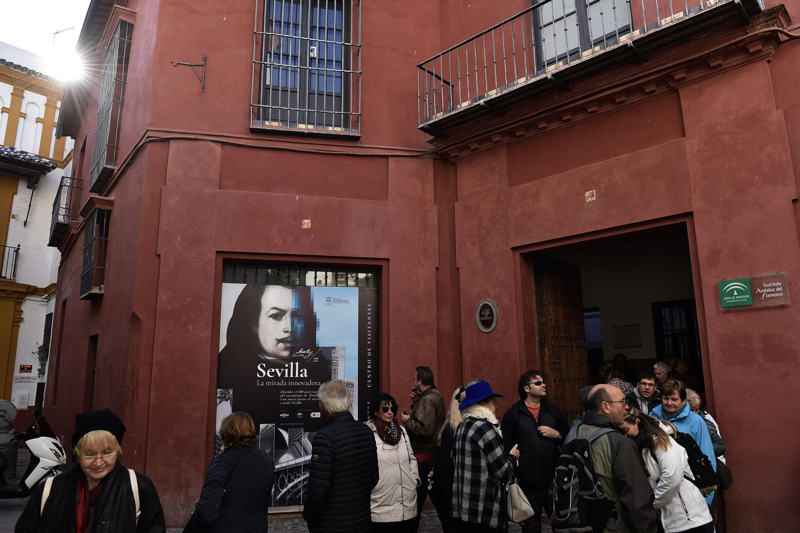 Un grupo de personas aguarda para entrar en la Casa de Murillo durante el reciente aniversario.
