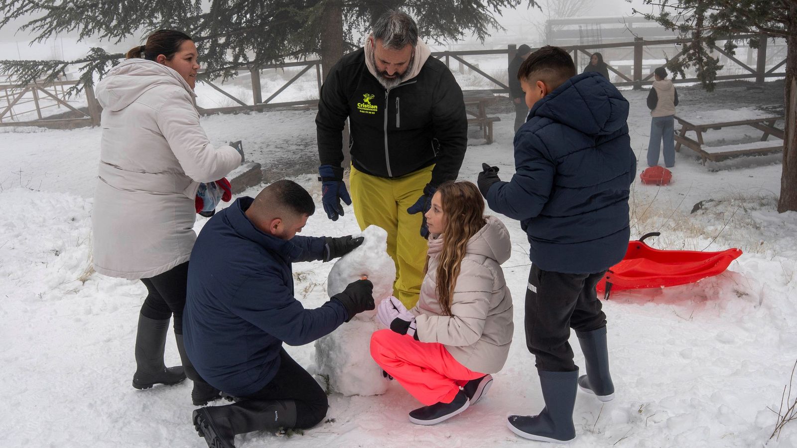 En las inmediaciones de Calar Alto la carretera era ayer un hervidero de familias que querían disfrutar del paisaje; prácticamente todas iban con niños y mascotas a fabricar sus muñecos de nieve