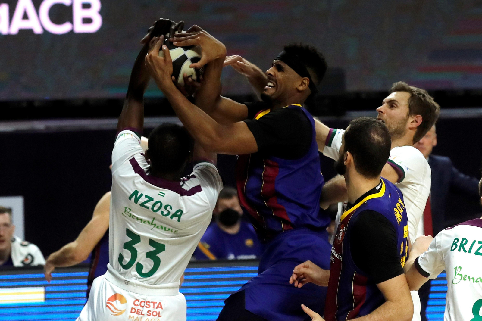 Yannick Nzosa pelea por un rebote con Brandon Davies en la Copa del Rey. Yannick Nzosa pelea por un rebote con Brandon Davies en la Copa del Rey.