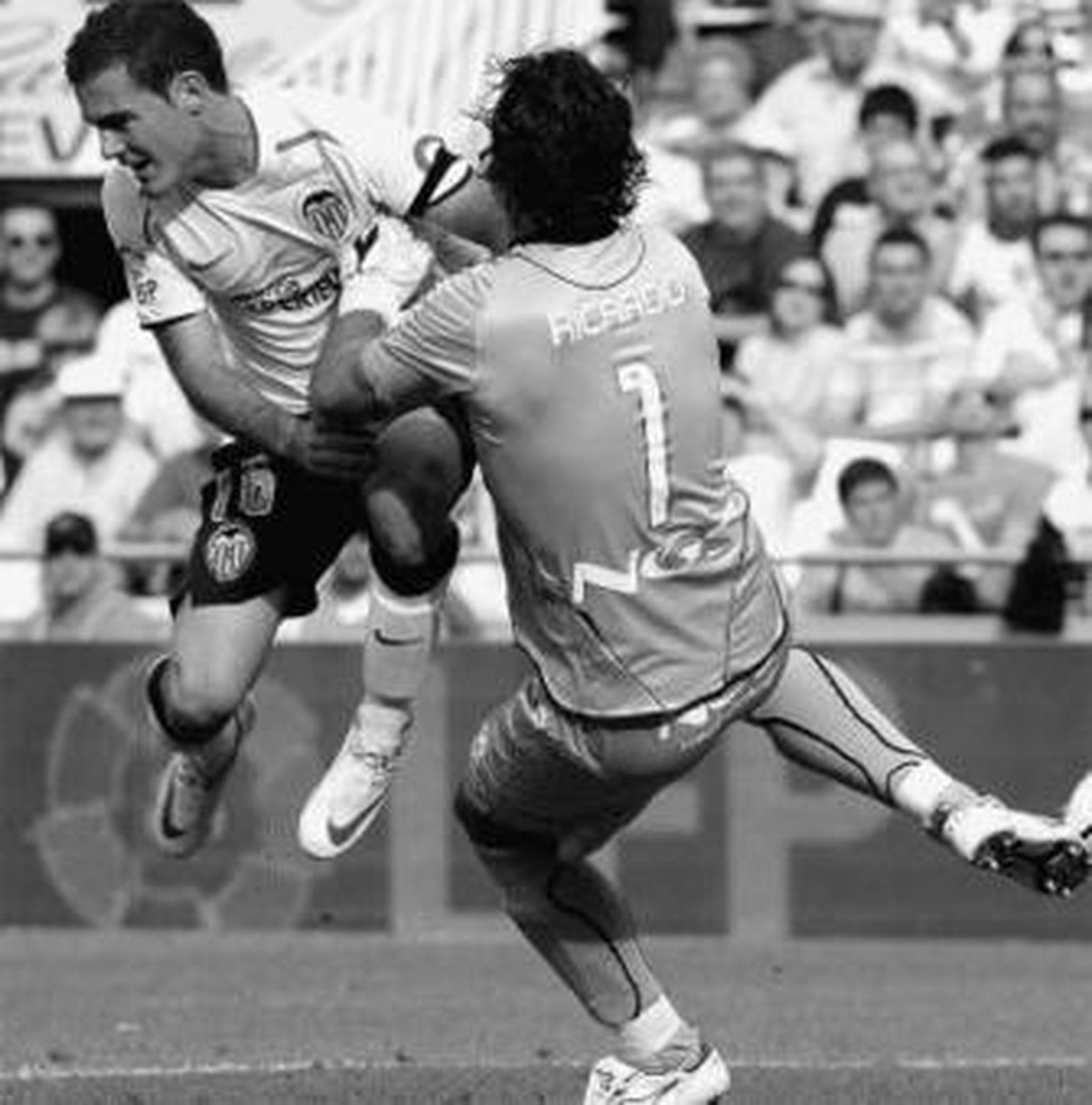 Ricardo sale a taponar un balón y choca con Mata.