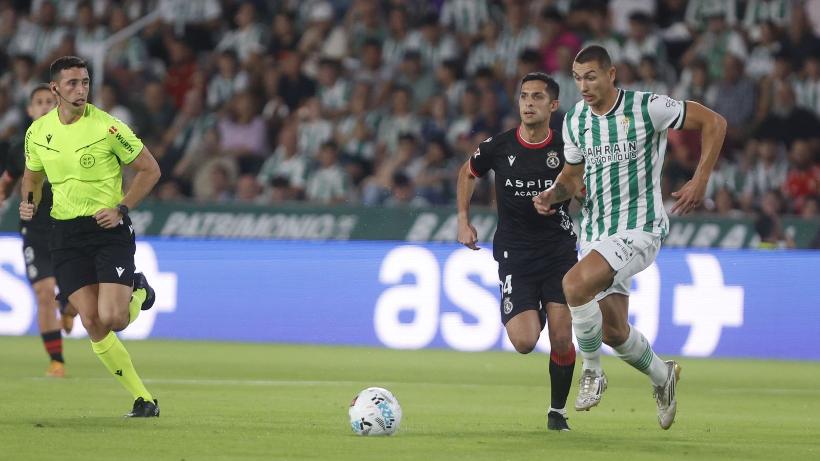 Gorka Etayo Herrera sigue de cerca una jugada en el Córdoba CF-Cultural Leonesa.