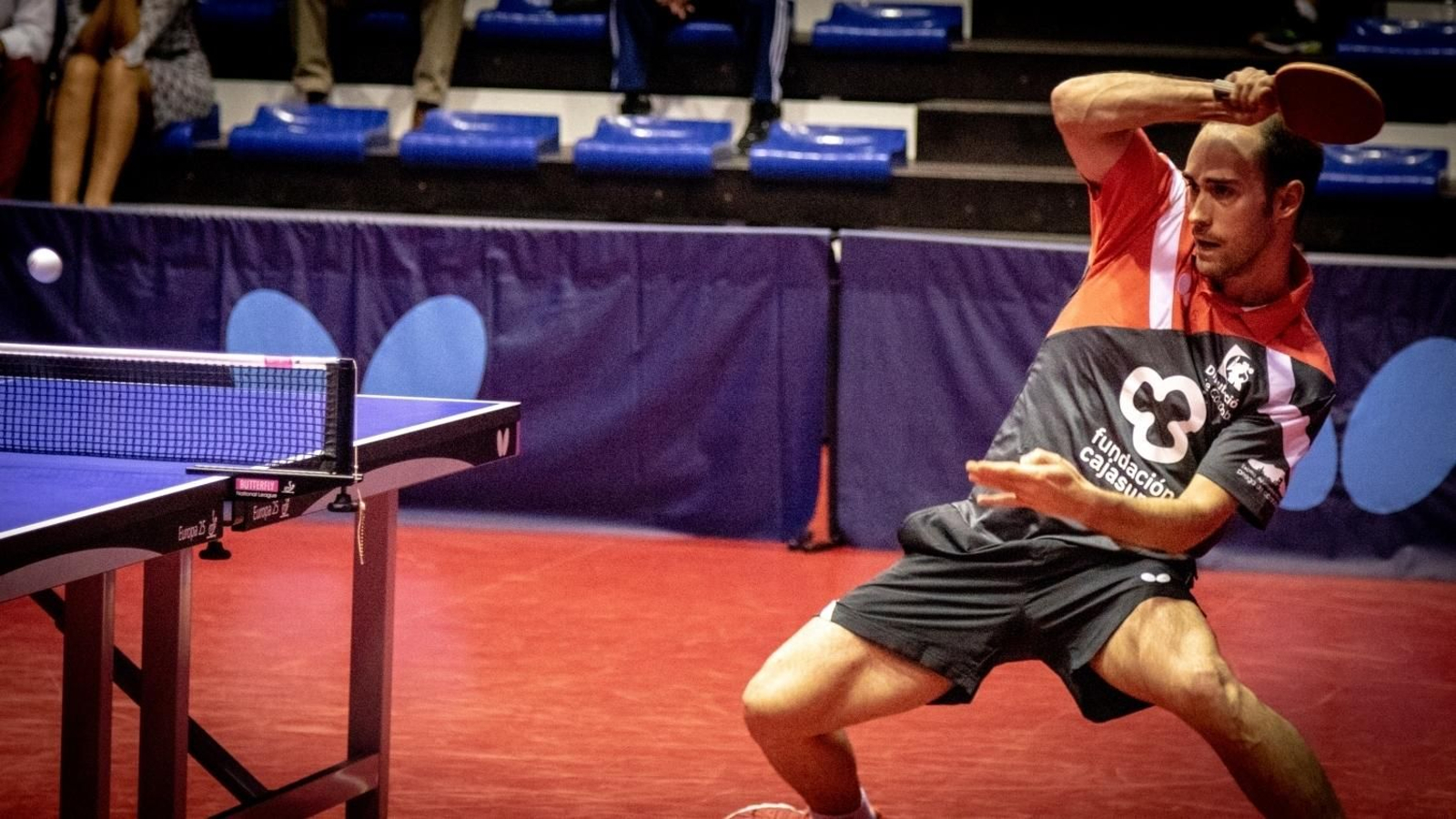 Alejandro Calvo devuelve una pelota durante un partido del Cajasur Priego.