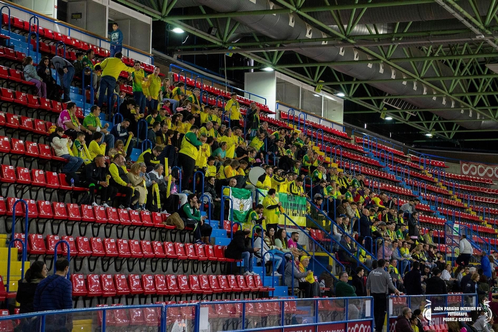 La Marea Amarilla, en las gradas del Palacio de Deportes de San Pablo.