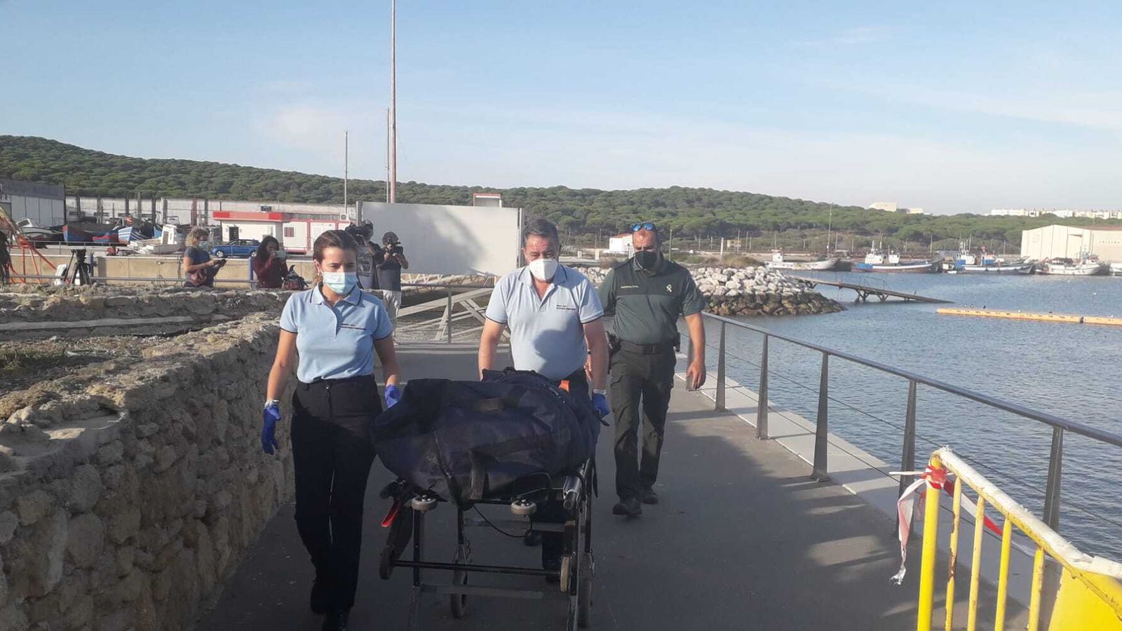 Traslado de los cuerpos hallados en la costa.