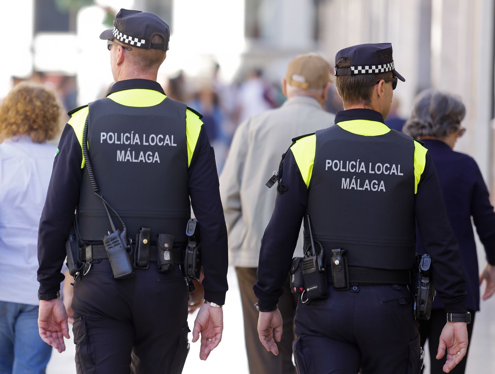 Imagen de dos agentes de la Policía Local de patrulla por el Centro de Málaga.