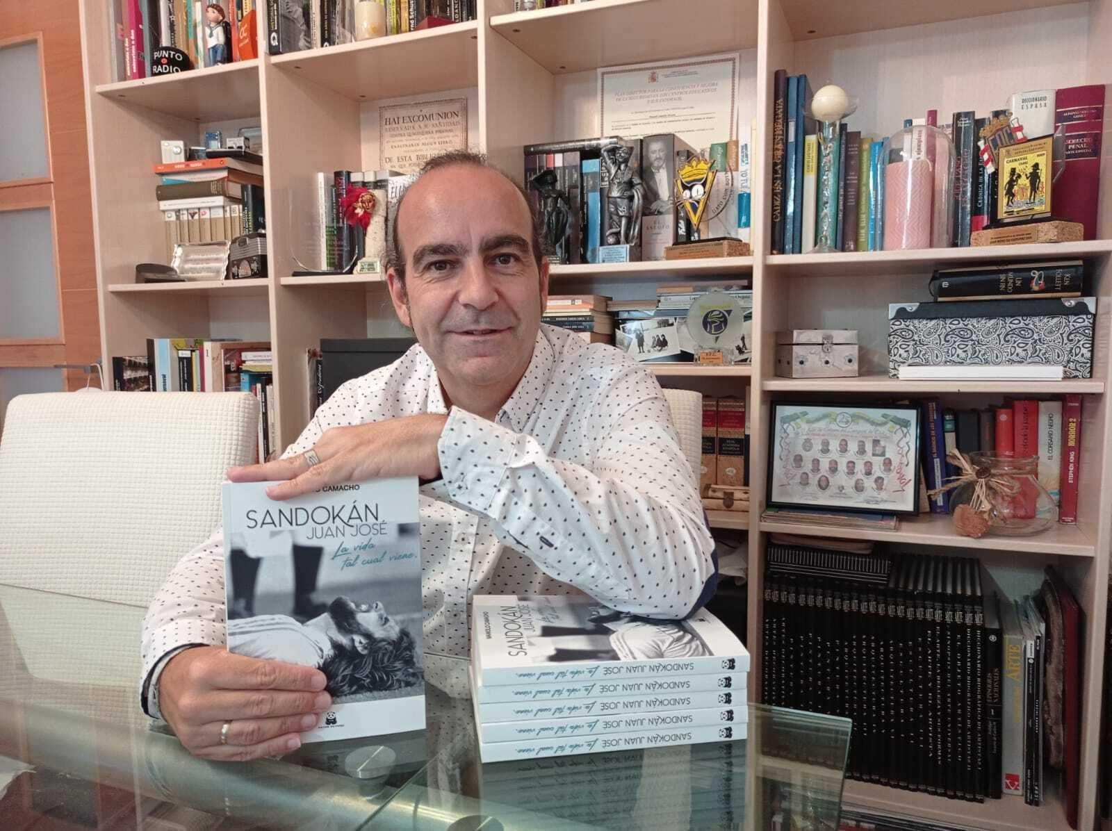 Manolo Camacho con el libro que ha escrito sobre Juan José.