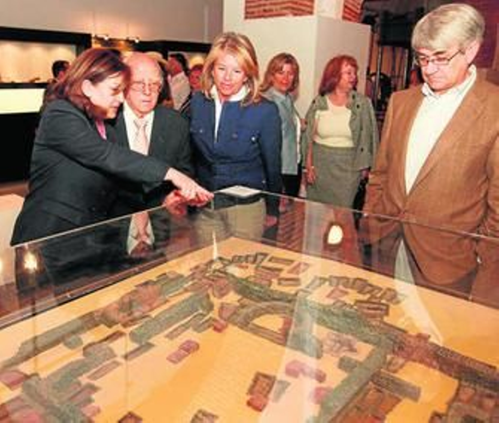 La alcaldesa, durante la visita a la sala, junto a una de las maquetas que se enseñan en la exposición.