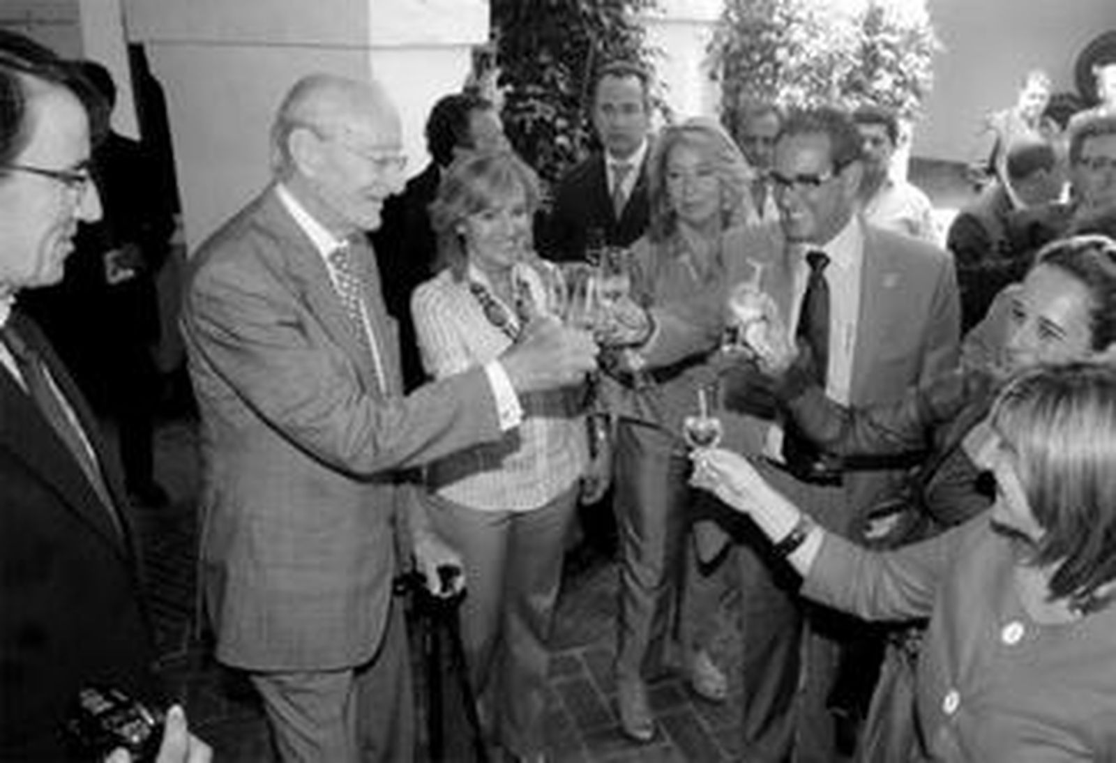 Mauricio González, ante la mirada de su hijo, brinda con la consejera, la alcaldesa de Sanlúcar y Francisco J. Romero, directivo de Cajasol.