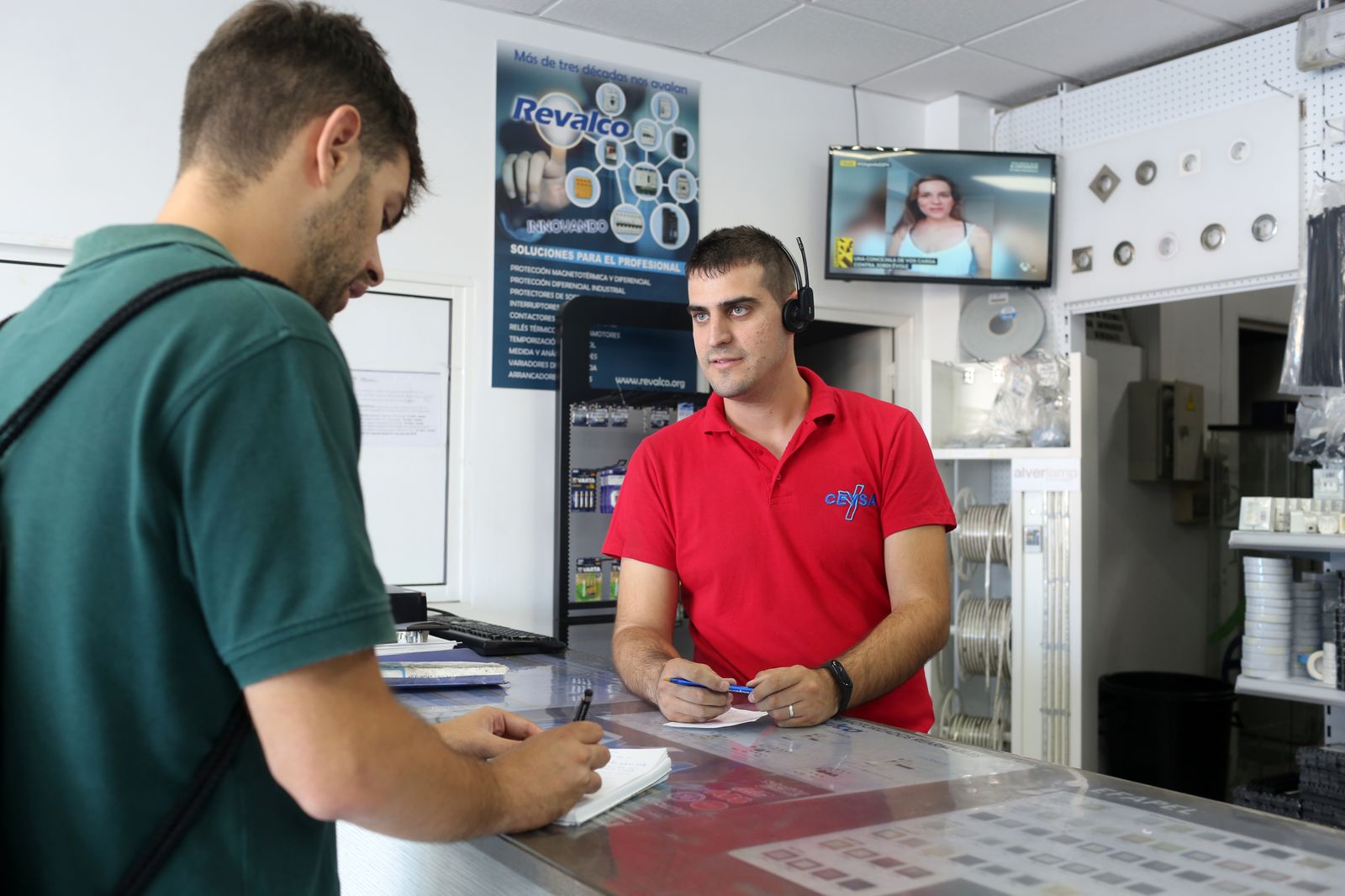 Imágenes de la acumulación de basura en el Polígono San Diego de Huelva
