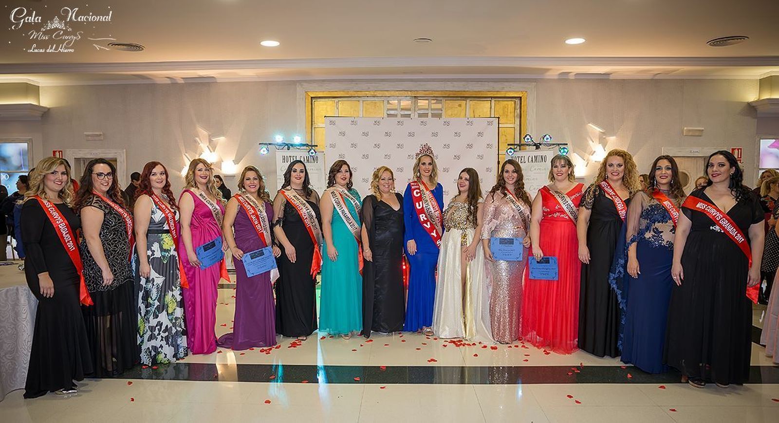 La ganadora del certamen en el centro, Eva Burgos, organizadora de la gala a su derecha y Berta Lemus Miss Curvys 2016 a su izquierda; a los lados las participantes en el nacional Miss Curvys 2017 .