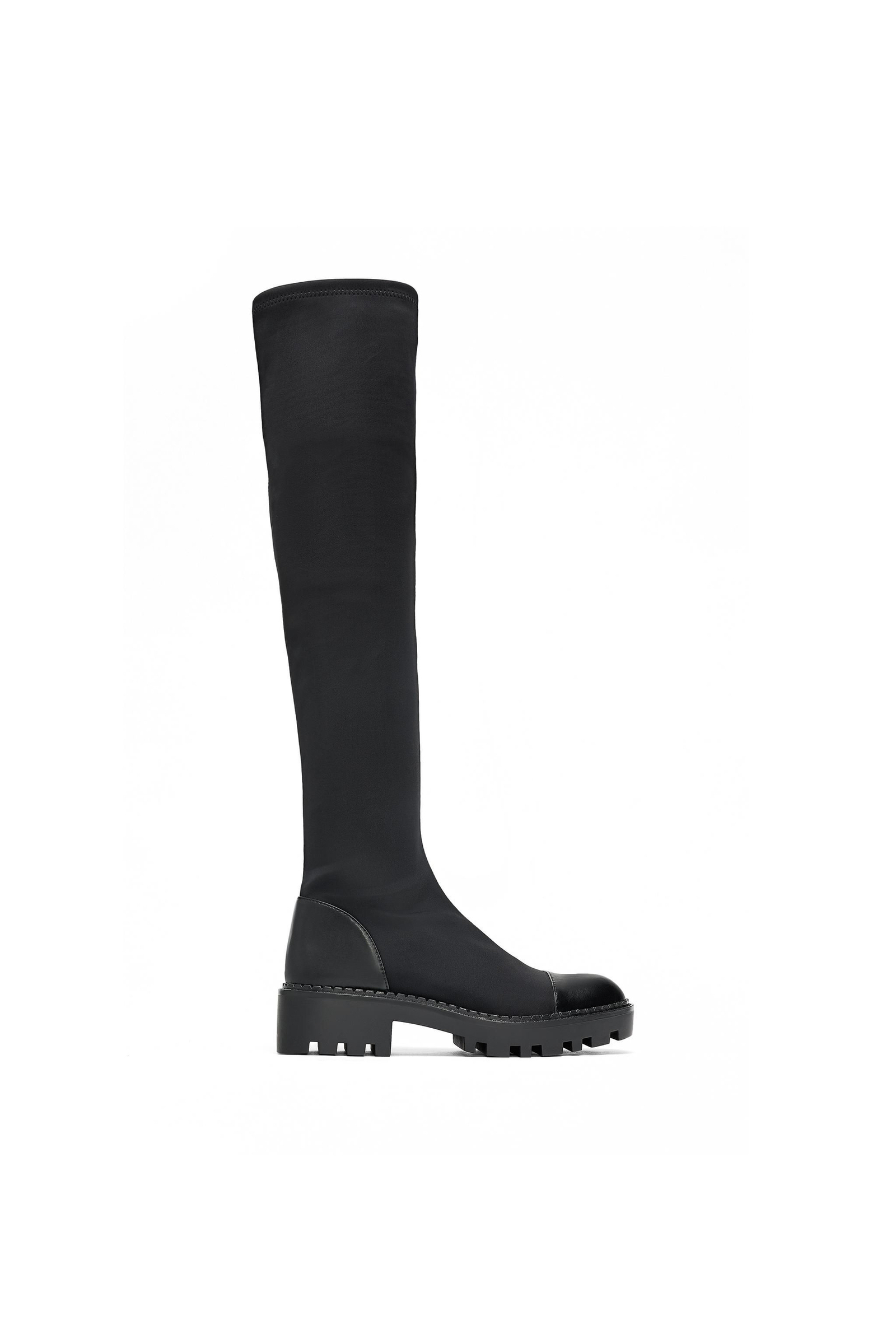 Botas altas: planas y con suelas track. De Zara. Los mejores zapatos de tendencia esta temporada