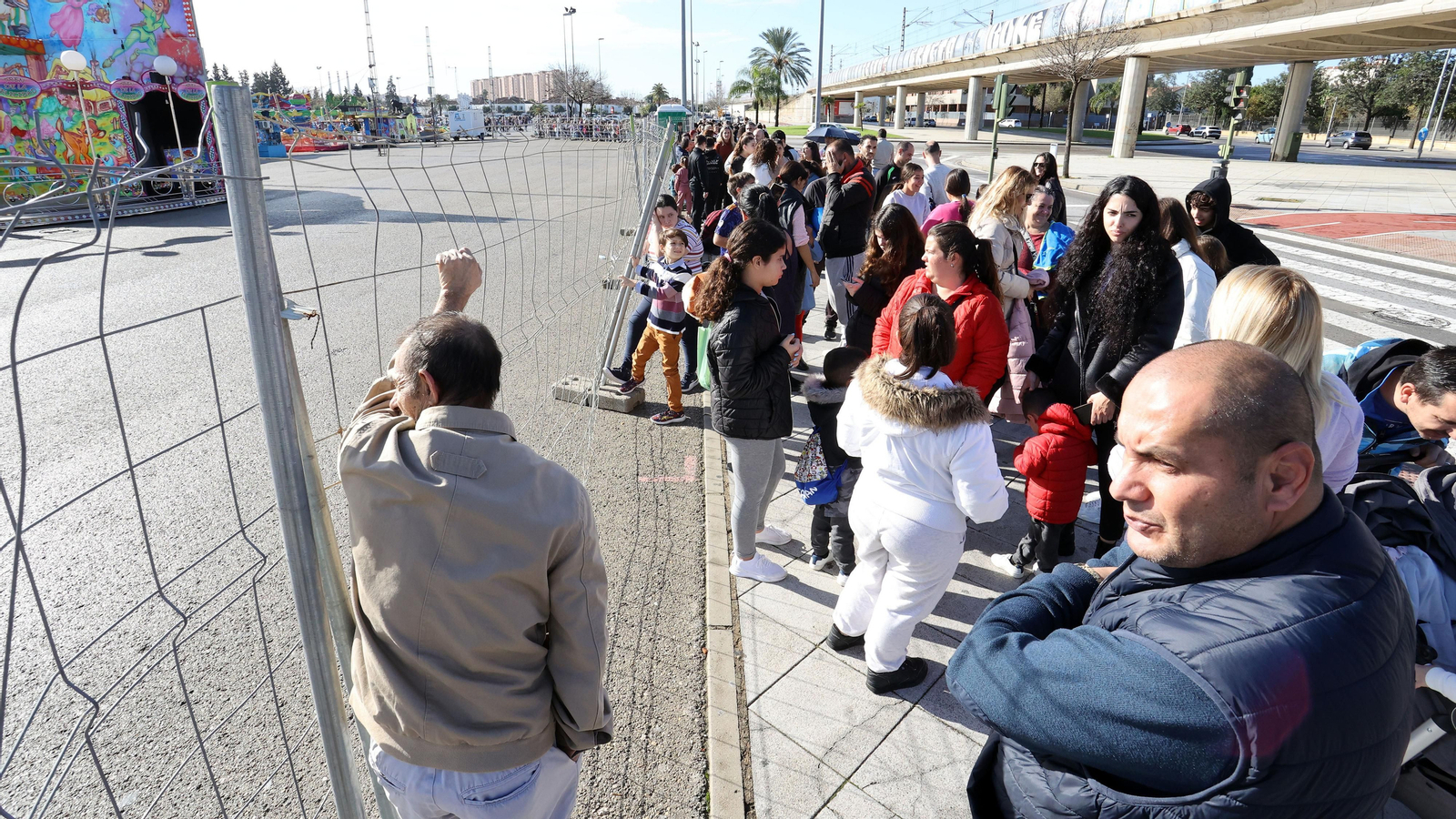 El parque de atracciones de Navidad junto a la Feria volvió a llenarse este sábado El parque de atracciones de Navidad junto a la Feria volvió a llenarse este sábado
