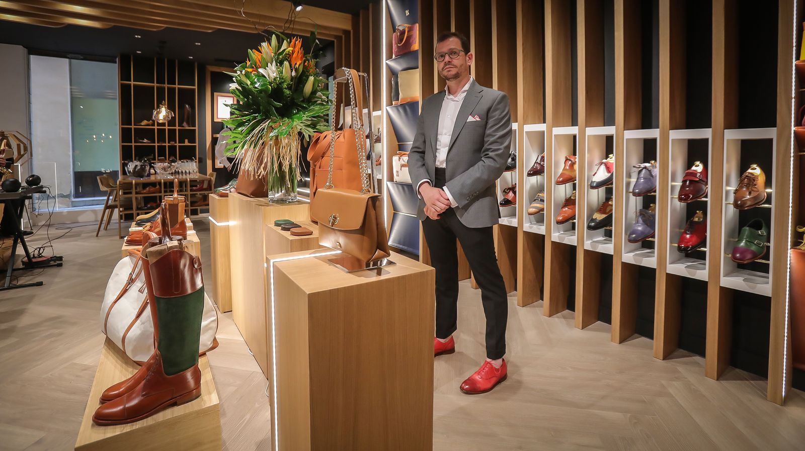 Abraham Zambrana inaugura taller y zapatería de lujo en el centro de Jerez