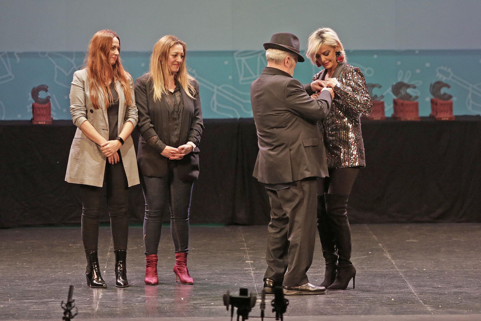 Imágenes de la entrega de los antifaces de oro en el Gran Teatro Falla