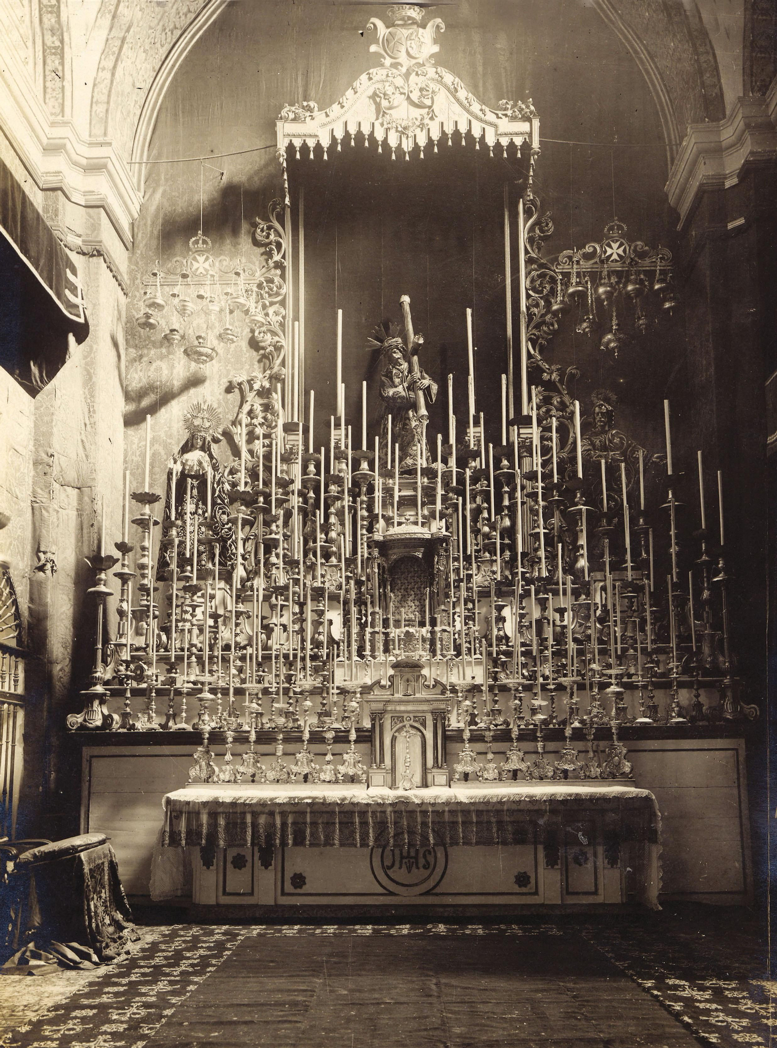 Altar de novena del Gran Poder en San Lorenzo.