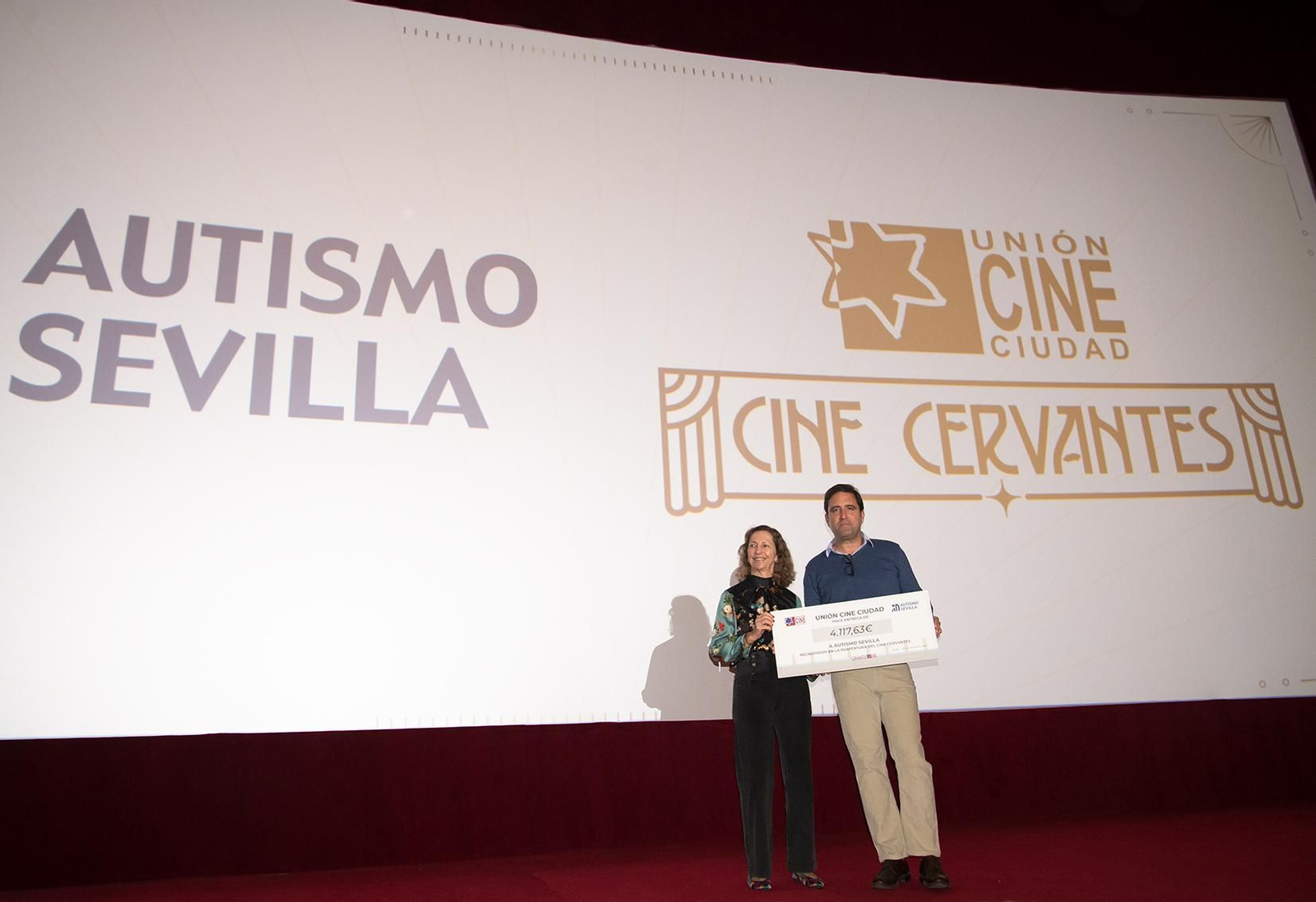 Autismo Sevilla recibe el cheque de la recaudación de la reapertura del Cine Cervantes