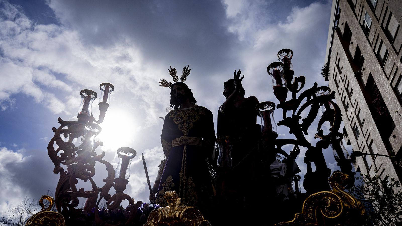 En imágenes,  El Prendimiento de San Fernando tuvo que volverse a su templo entre lágrimas y lluvia