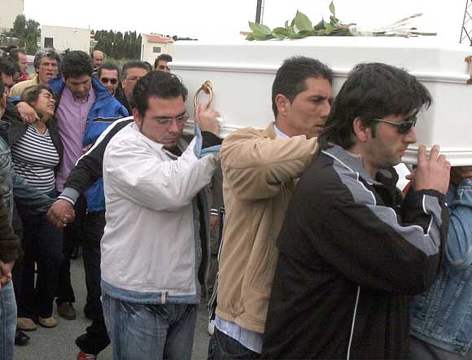 Miles de personas dan su último adiós a Mari Luz