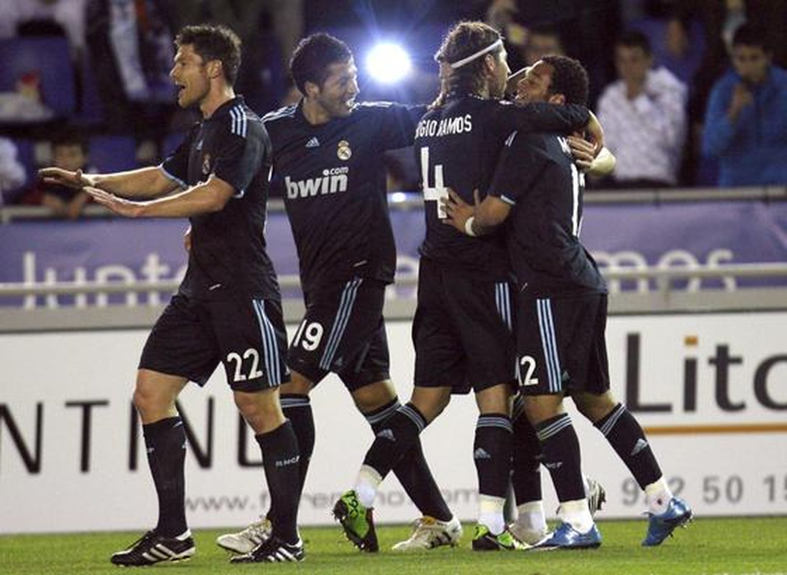 Los de Pellegrini golean al Tenerife en el Heleliodoro Rodríguez López con goles de Higuaín (dos), Kaká, Ronaldo y Raúl. / AFP · EFE · Reuters