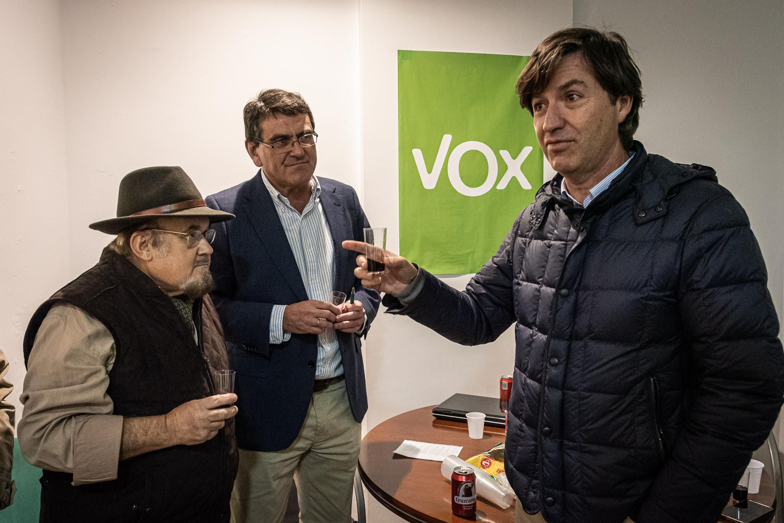 Imágenes de la jornada electoral en la sede de VOX en Huelva