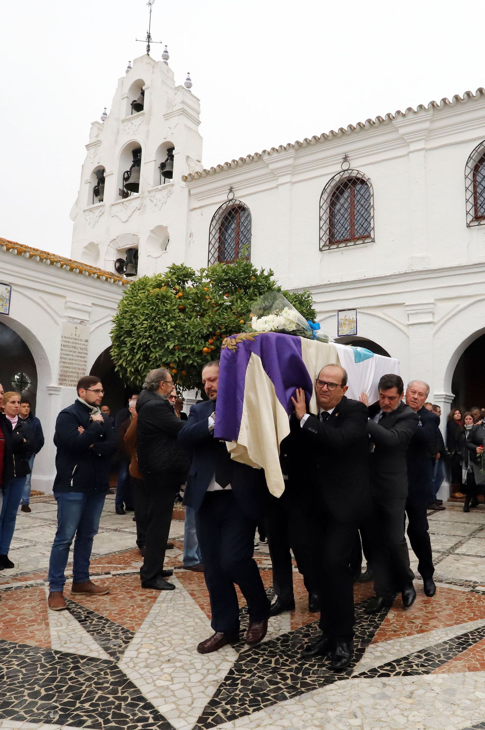 Imágenes del funeral de Bienvenido González, hermano mayor de la Cinta