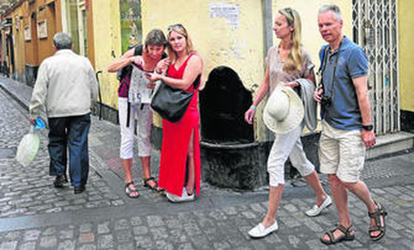 Dos parejas de turistas en una esquina del casco histórico de la capital gaditana.