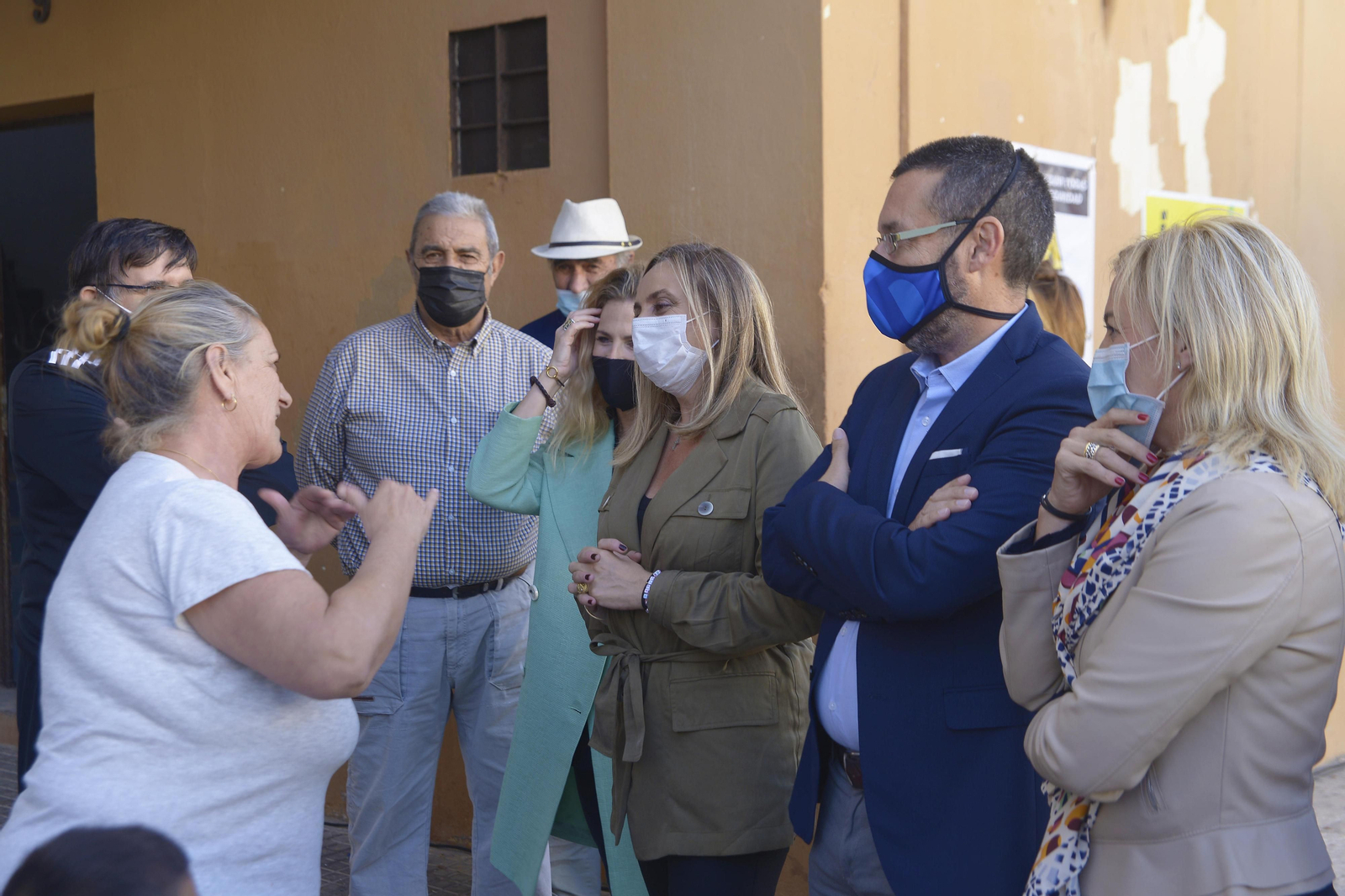 Marifrán Carazo, junto a Juan Franco, escucha a una vecina de la barriada de Gravina.