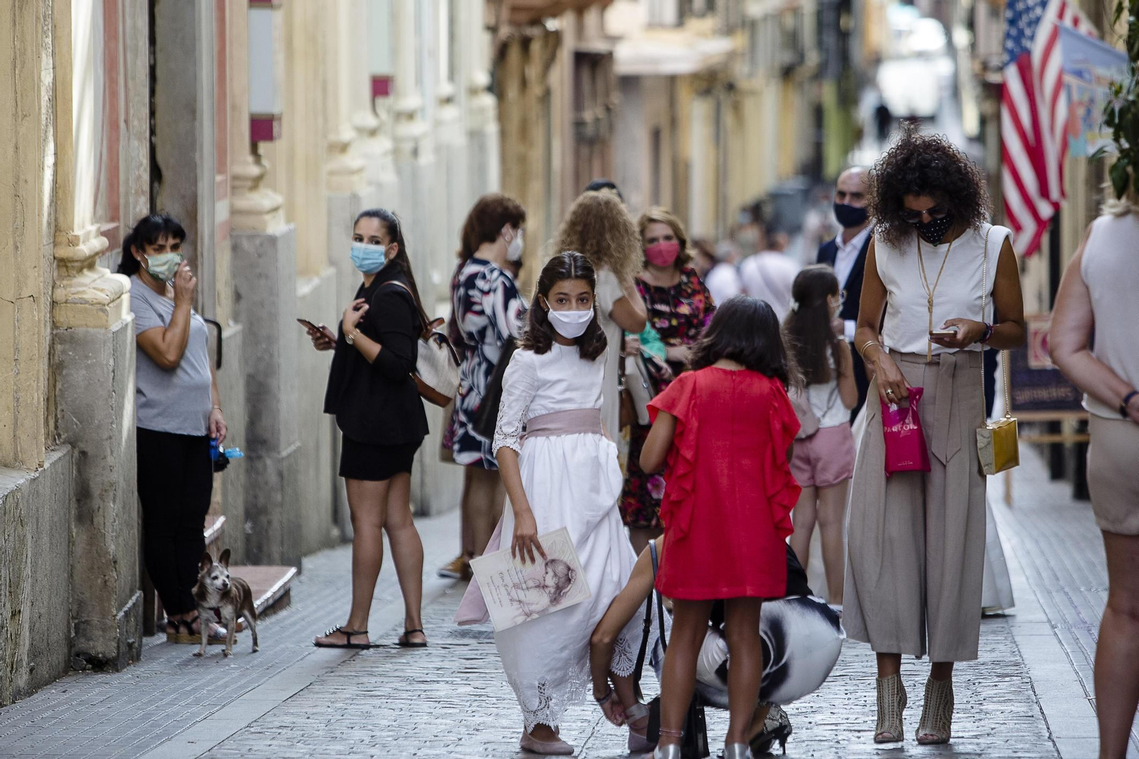 Una niña, ante la parroquia del Rosario de Cádiz tras recibir la Primera Comunión.