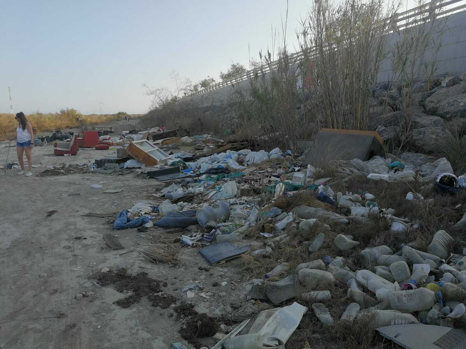 Un ‘mar de plástico’ y trozos de muebles en el río Andarax, paralelo a la depuradora ‘El Bobar’.