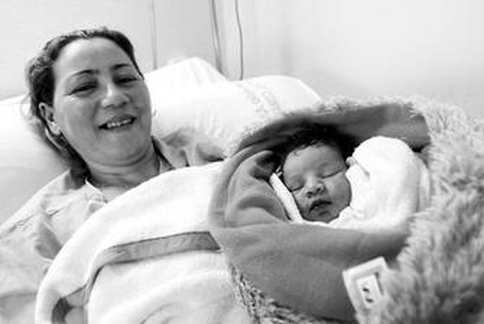 Aisha Nadira posa feliz con su quinta hija, de nombre Nisren y la primera en nacer en la provincia la pasada Nochevieja.