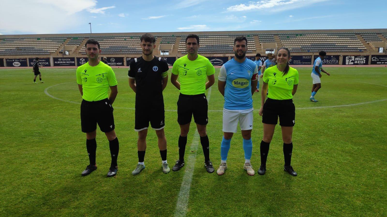 Los capitanes del Poli El Ejido, siendo Álex Chico quien lució el brazalete, y de El Palo posan con el trío arbitral. Los capitanes del Poli El Ejido, siendo Álex Chico quien lució el brazalete, y de El Palo posan con el trío arbitral.