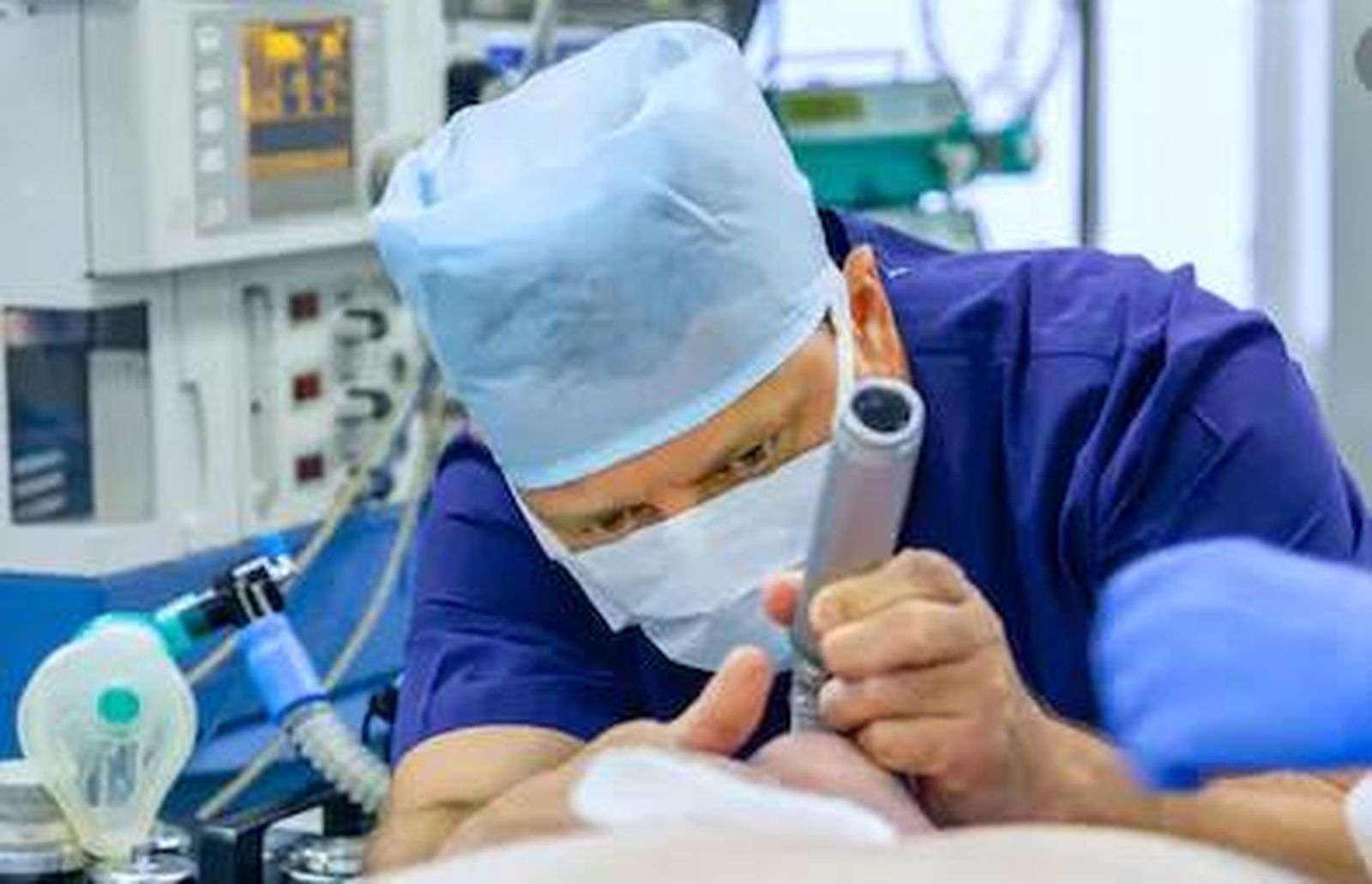 Un sanitario hace una intubación