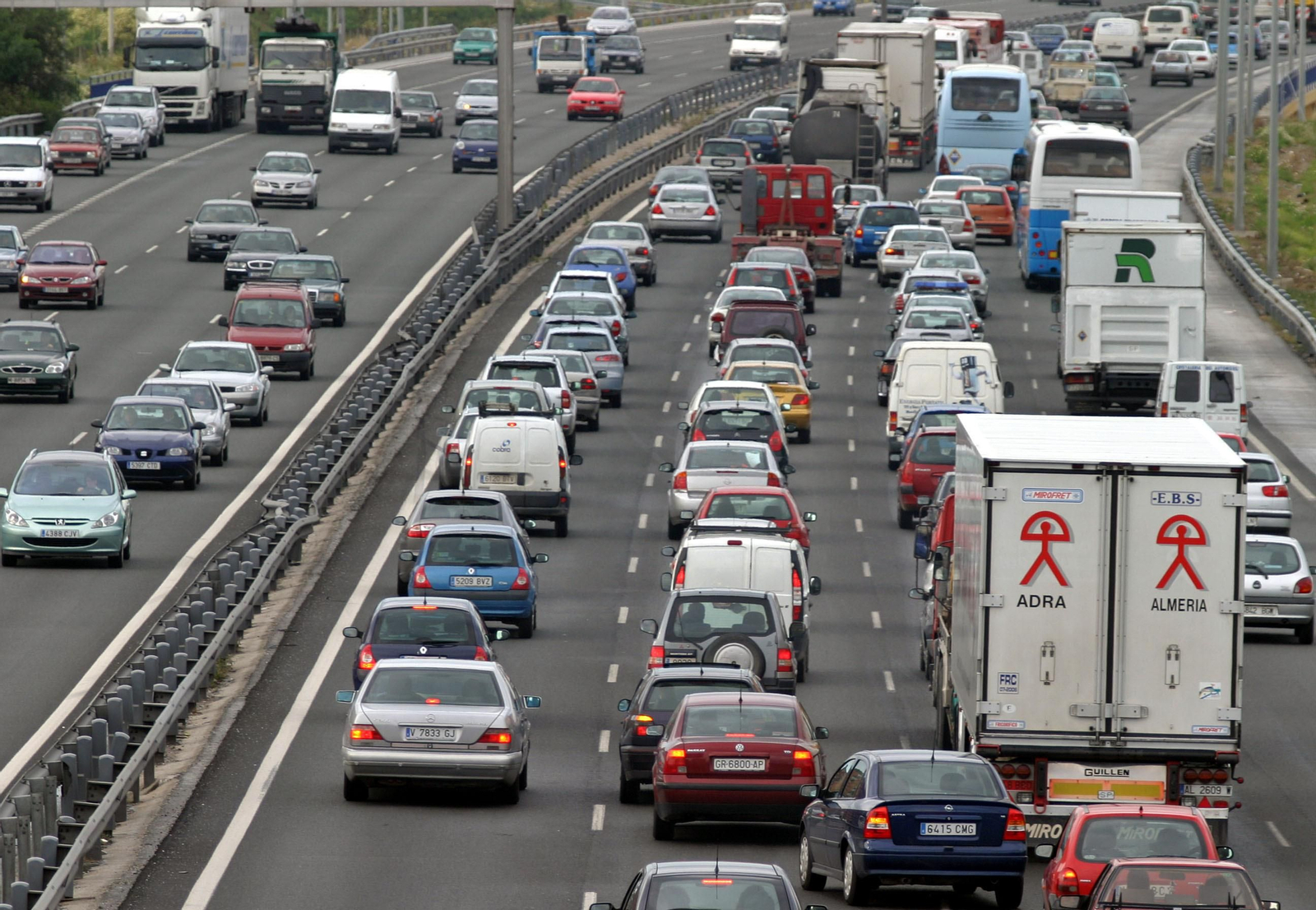Multitud de vehículos en la A7 en Málaga