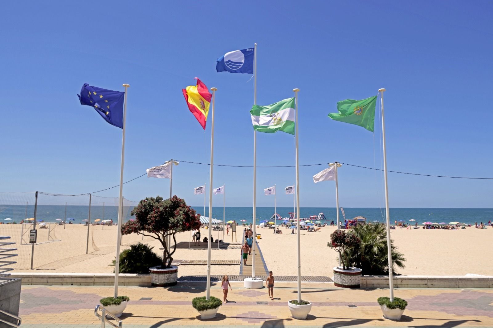 Las seis playas de Rota volverán a lucir las Banderas Azules este verano.