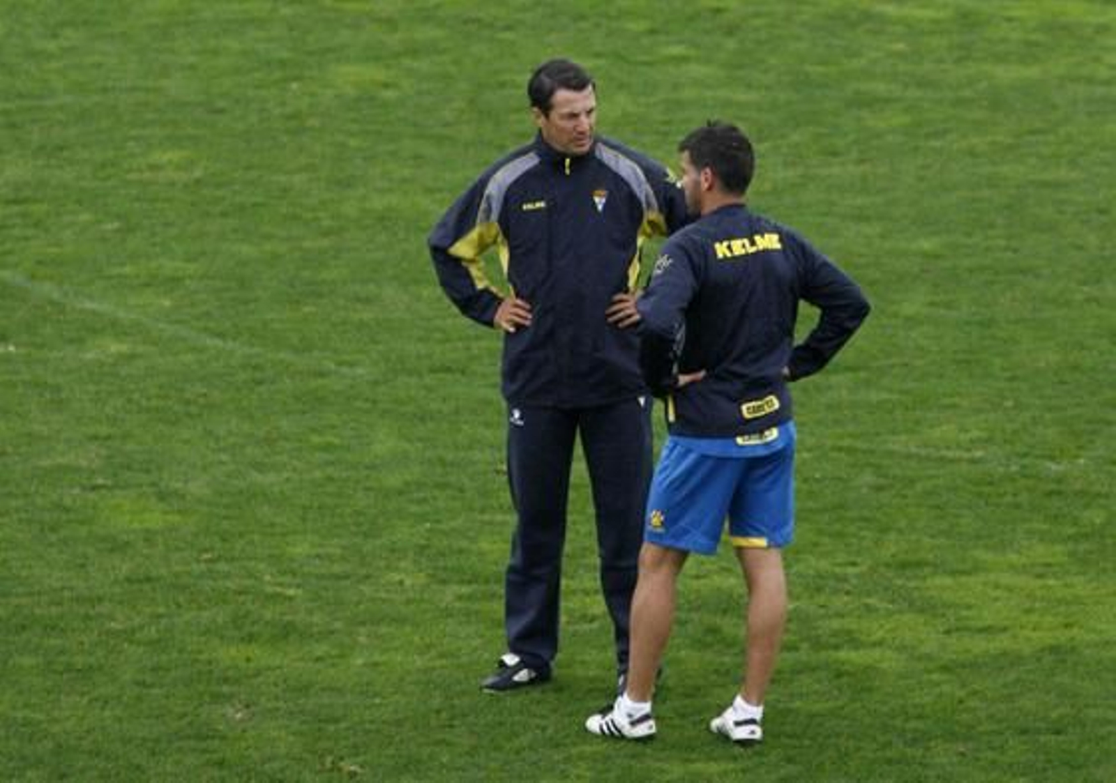 Jose González habla con el lateral Diego Reyes. 

Foto: Borja Benjumeda