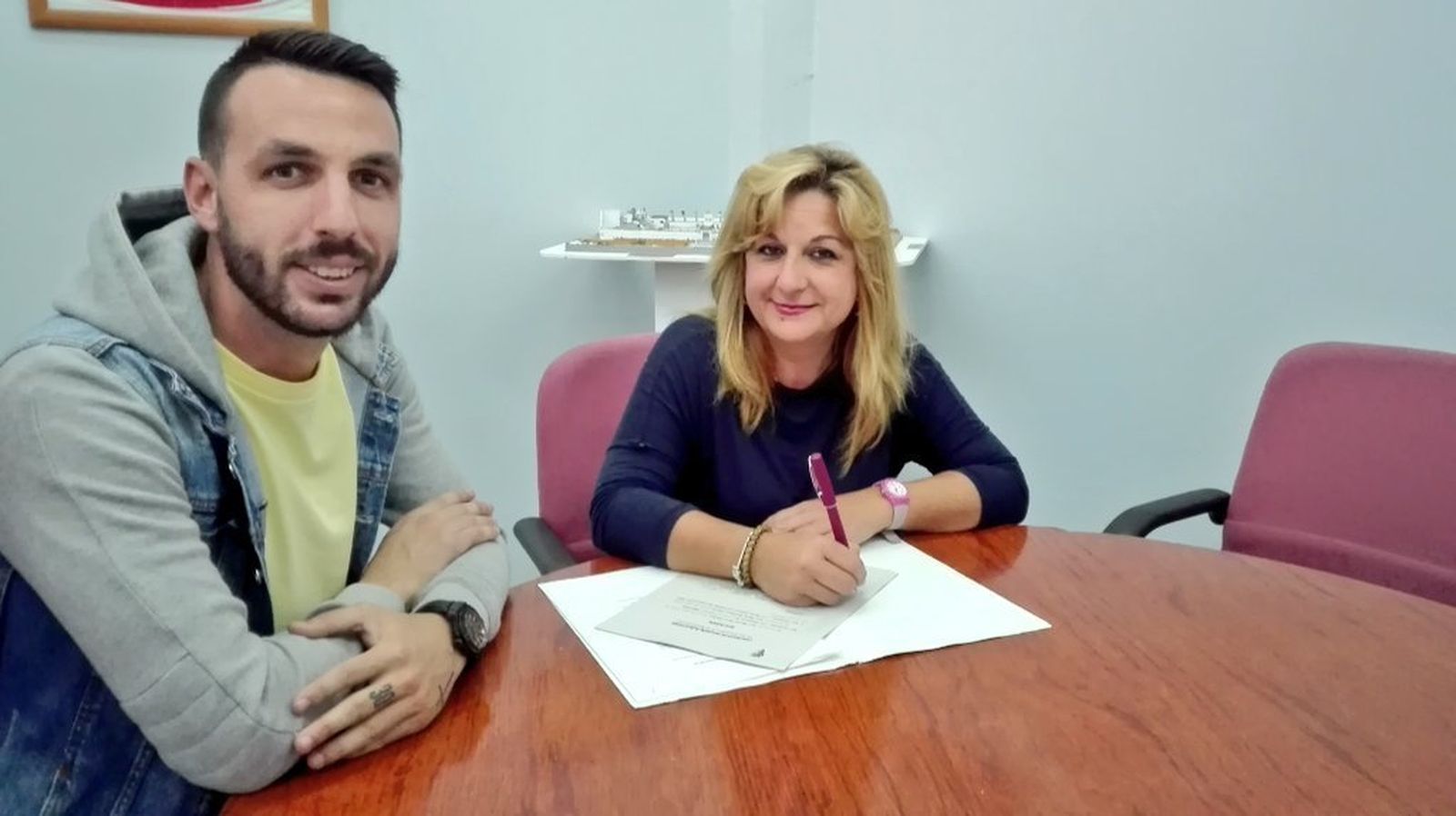 Rubén Gálvez firma su nuevo contrato como jugador del San Fernando.