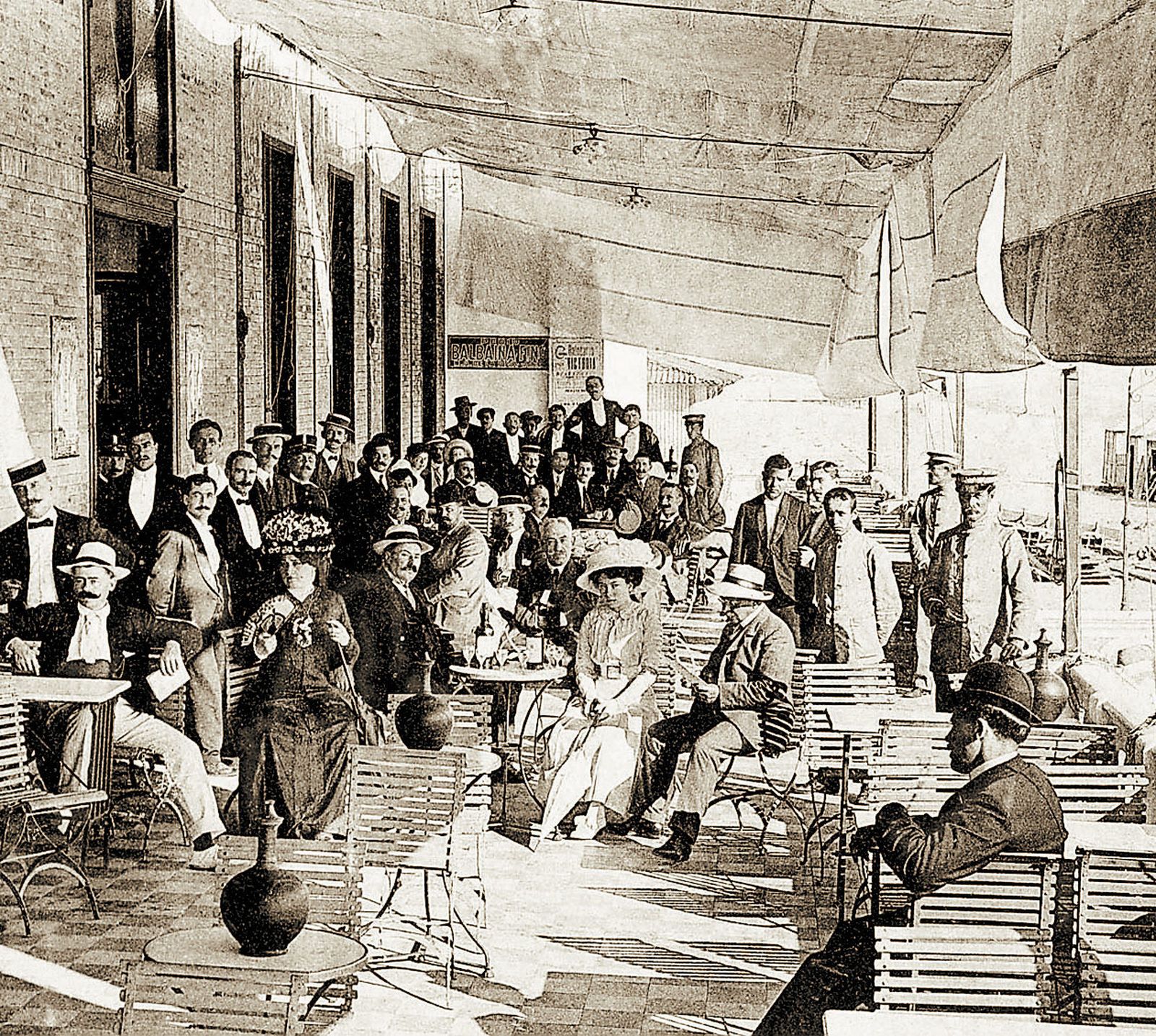 La terraza del nuevo Balneario Victoria situado en la playa gaditana 1907.