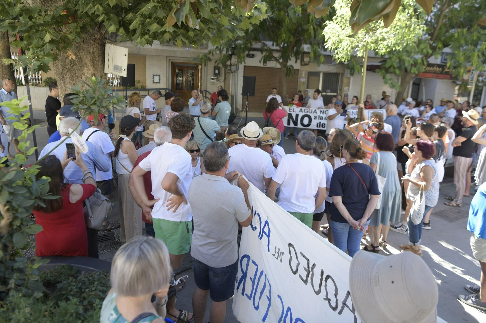 Así se han manifestado por las calles de Padul en contra de la embotelladora de Cijancos