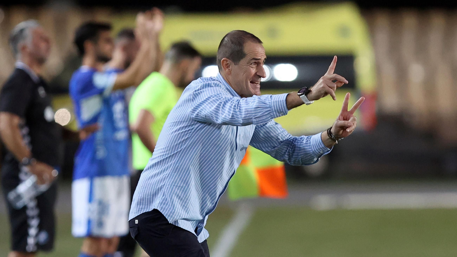 Diego Caro no paró de dar instrucciones a sus jugadores desde la banda.