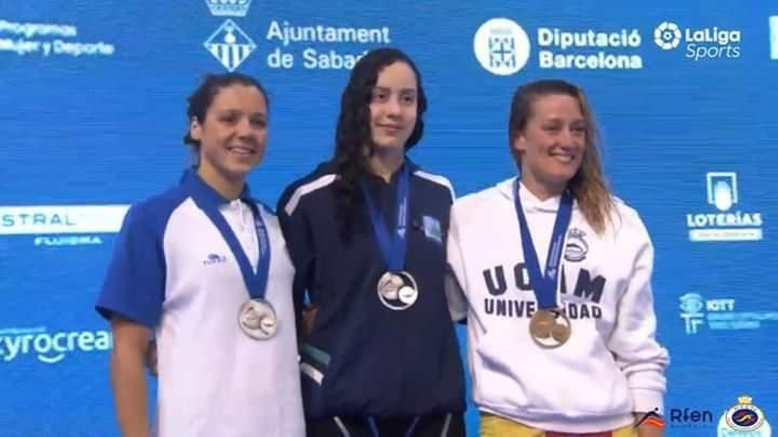 Alba Vázquez, en el centro; a la derecha, Mireia Belmonte.