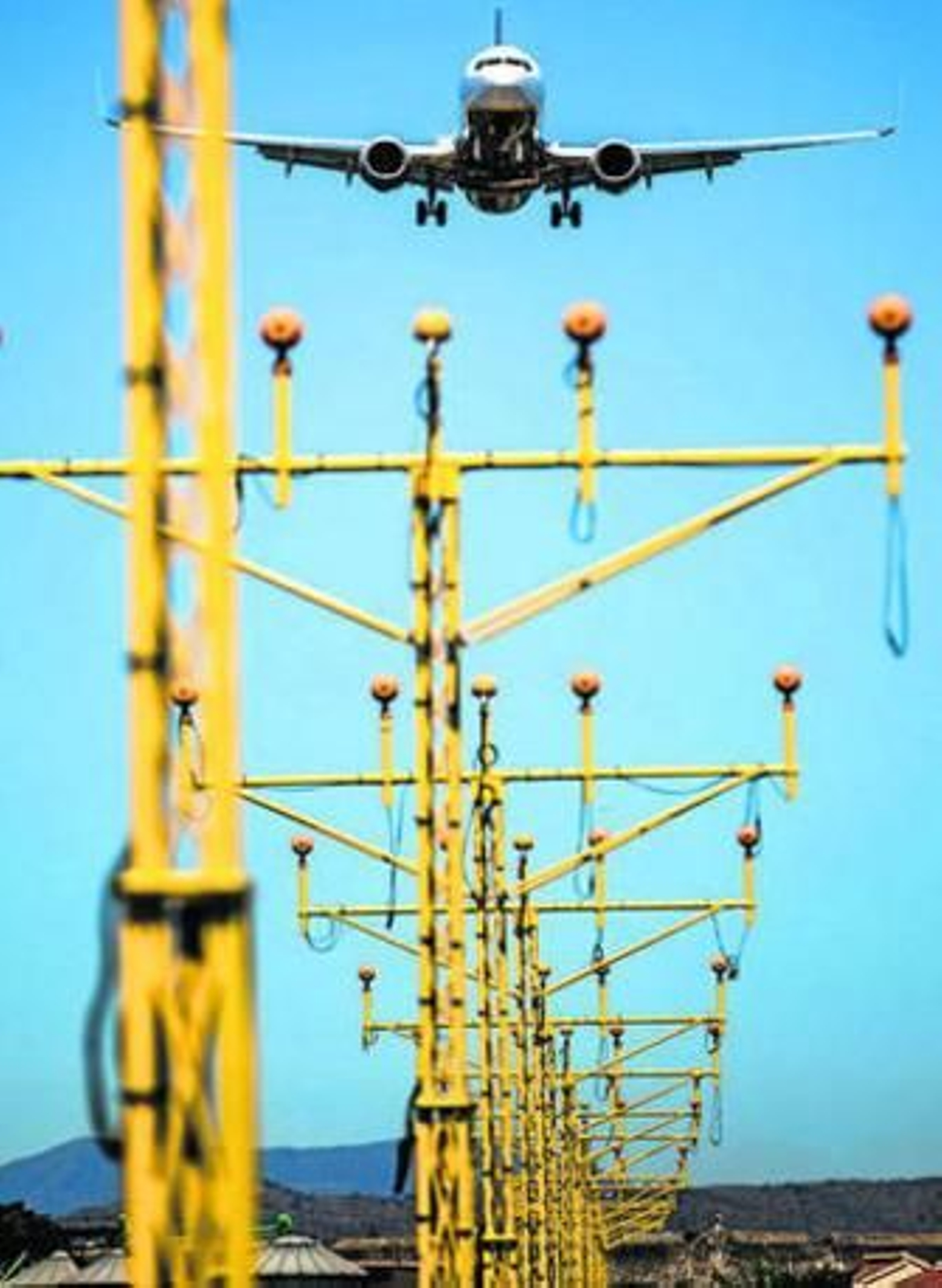 Aterrizaje de un avión en el aeropuerto de Málaga.