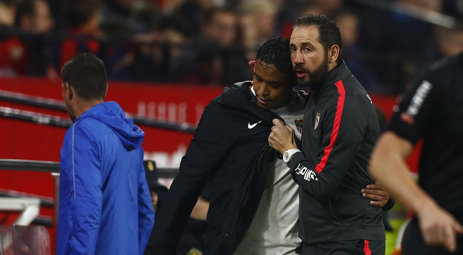 Pablo Machín felicita a Muriel tras cambiarlo por Sarabia.