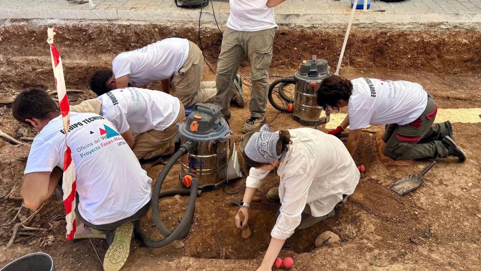 Trabajos de exhumación en el cementerio de Campillos.