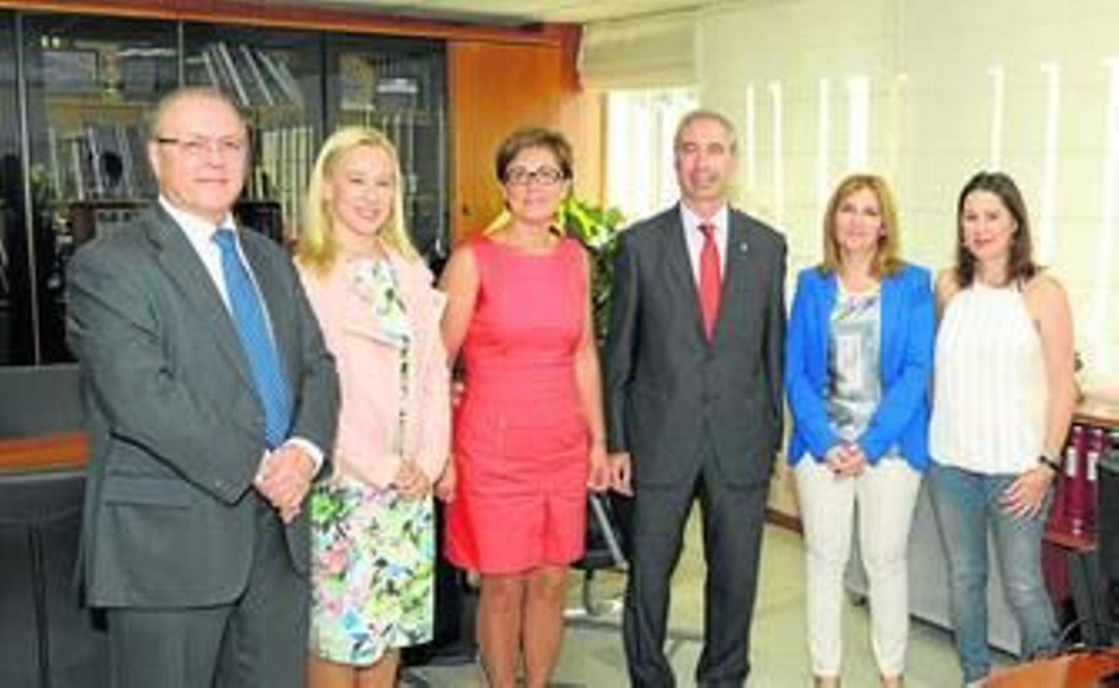 La delegada territorial de Economía, Adriana Valverde, y Javier Deleyto, director del CEMA Michelin, en el centro.