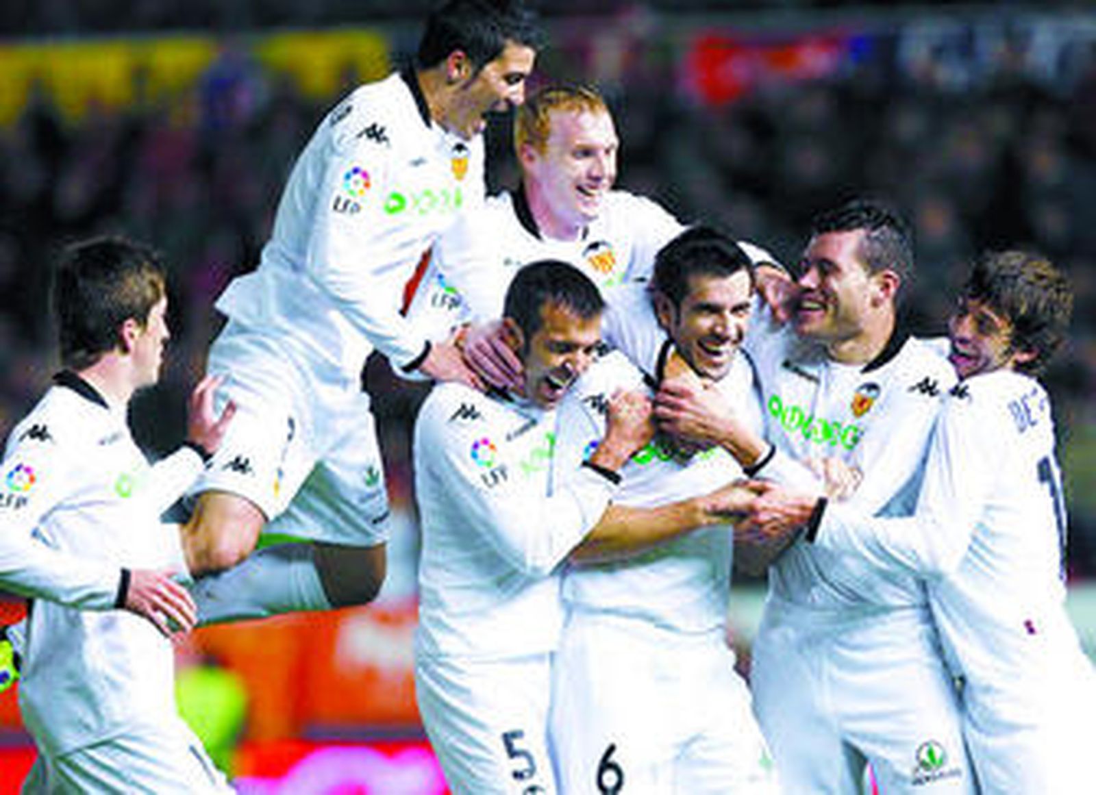 El valencianista Albelda es felicitado por sus compañeros tras lograr el segundo tanto de su equipo.