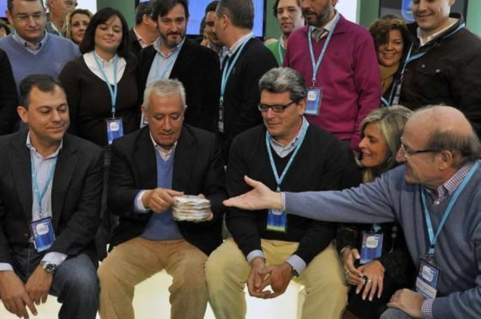 Arenas reparte tortas entre sus compañeros.

Foto: M. Gomez