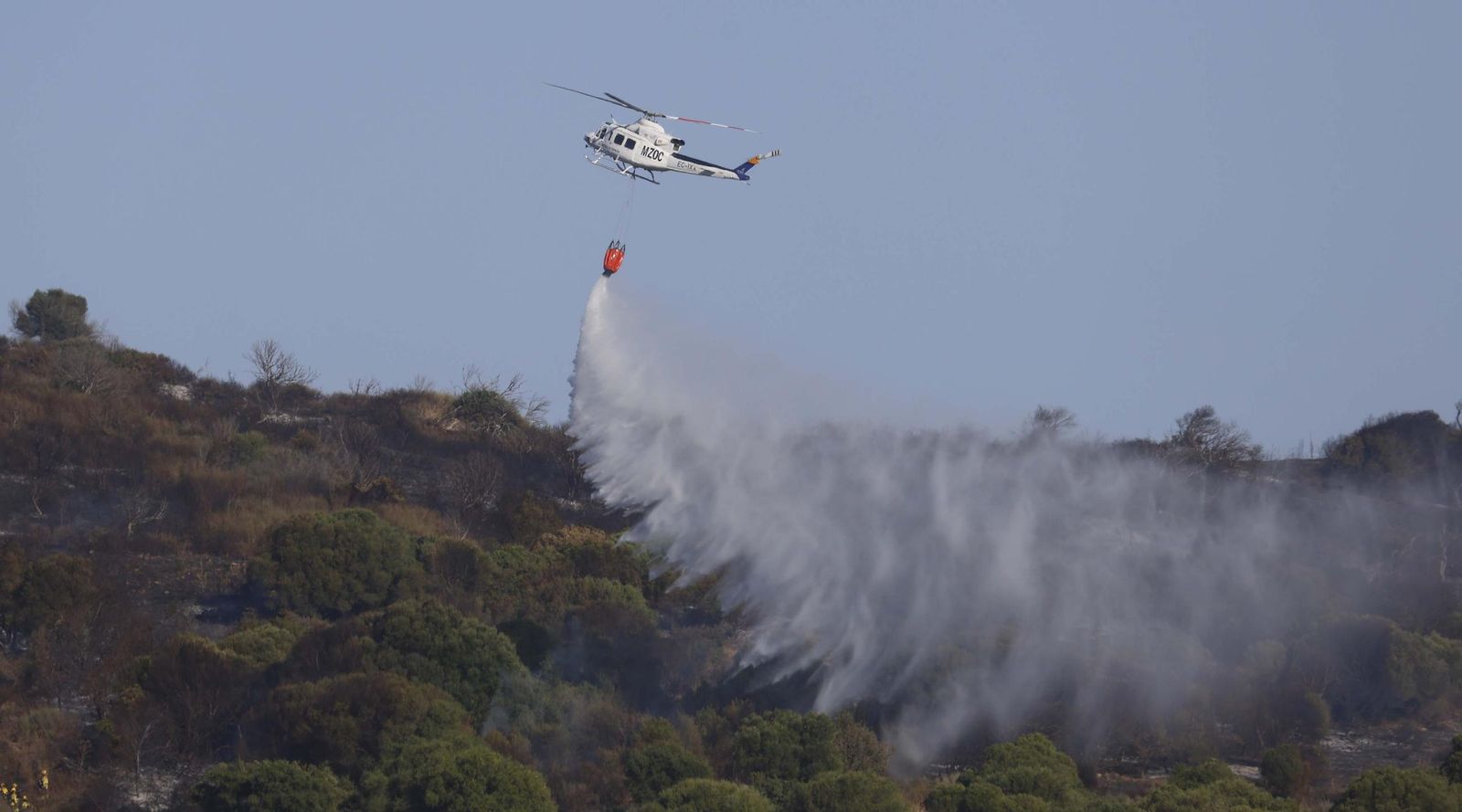 Las fotos del incendio forestal entre las Pantallas y Marchenilla, en Algeciras