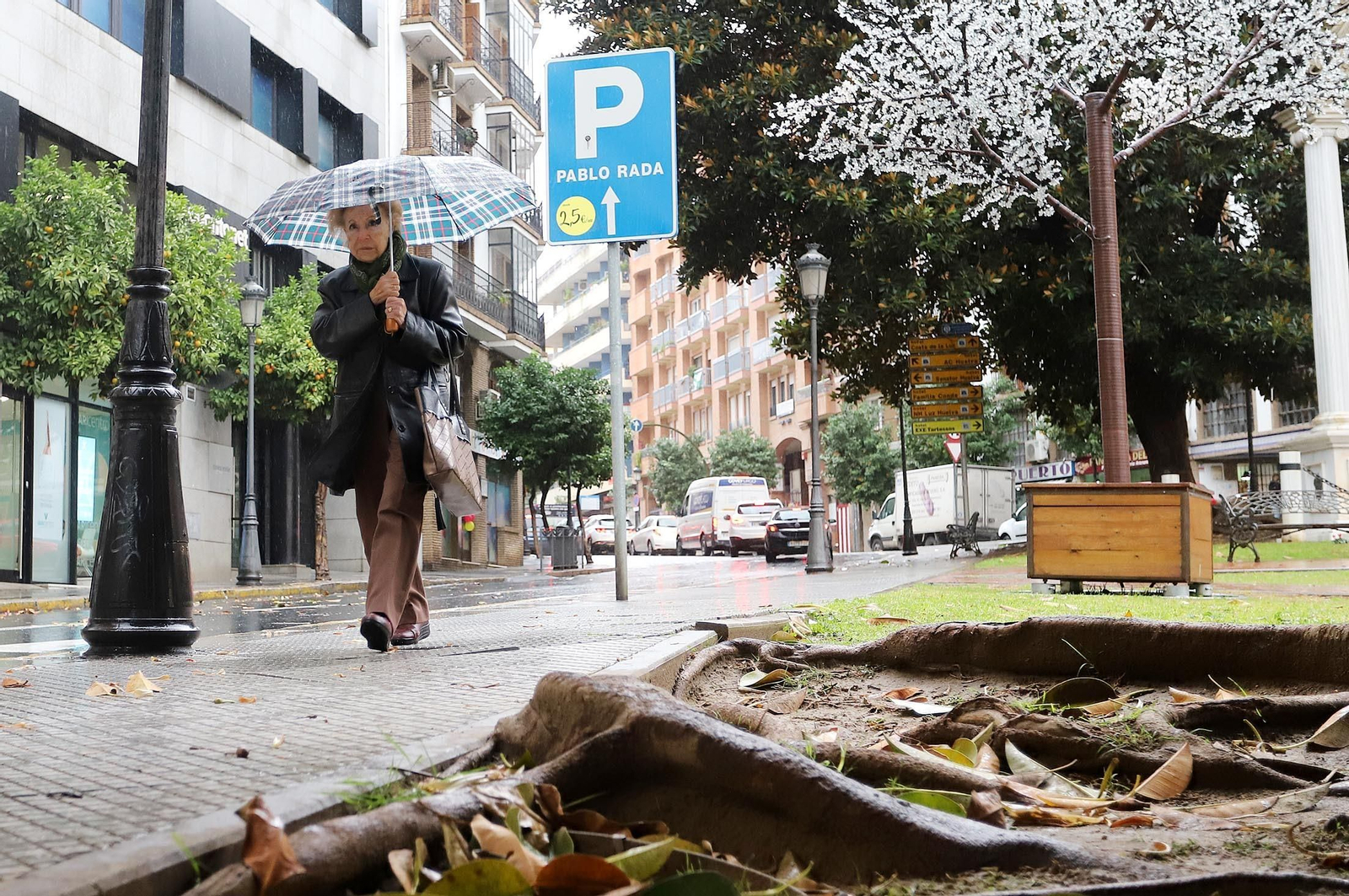 Día de lluvia, viento y frío en Huelva, en imágenes