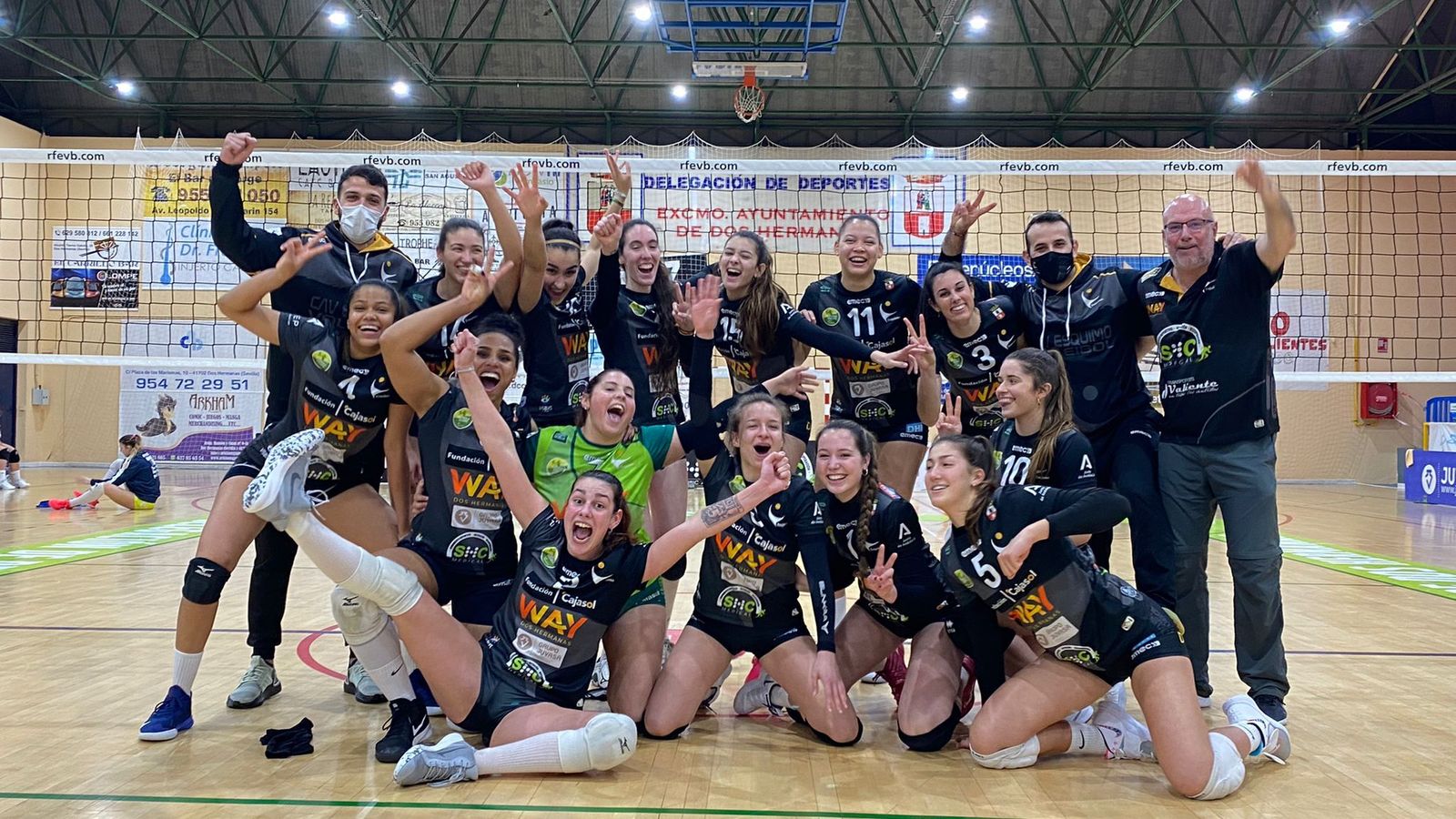 El Cajasol Voley celebra su victoria.