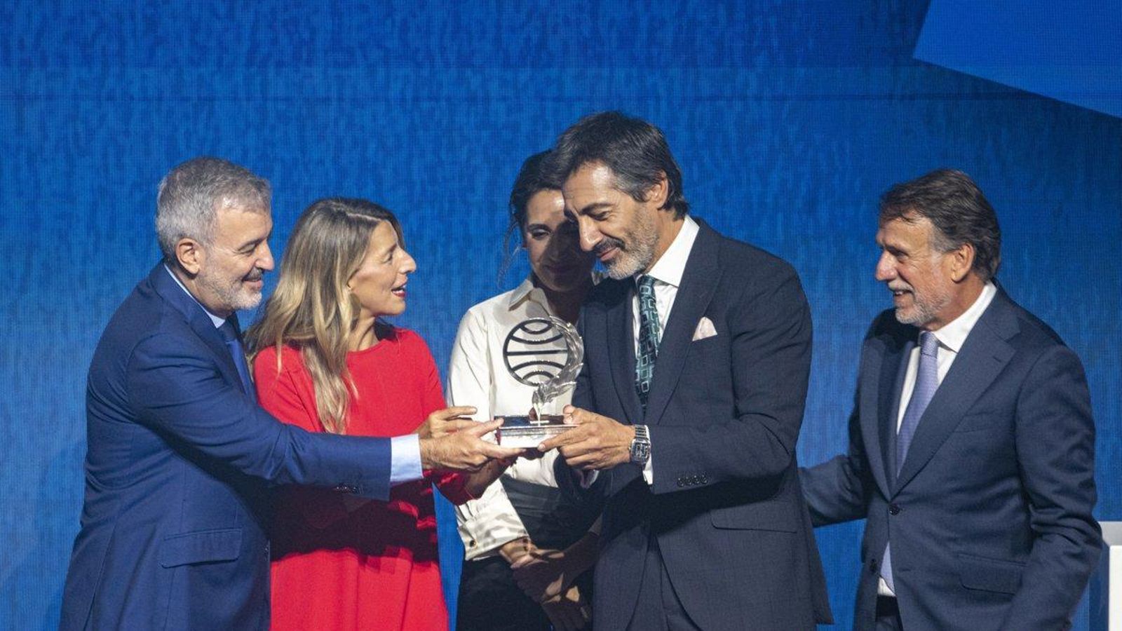Juan del Val recoge el Premio Planeta en el Museu Nacional d’Art de Catalunya.